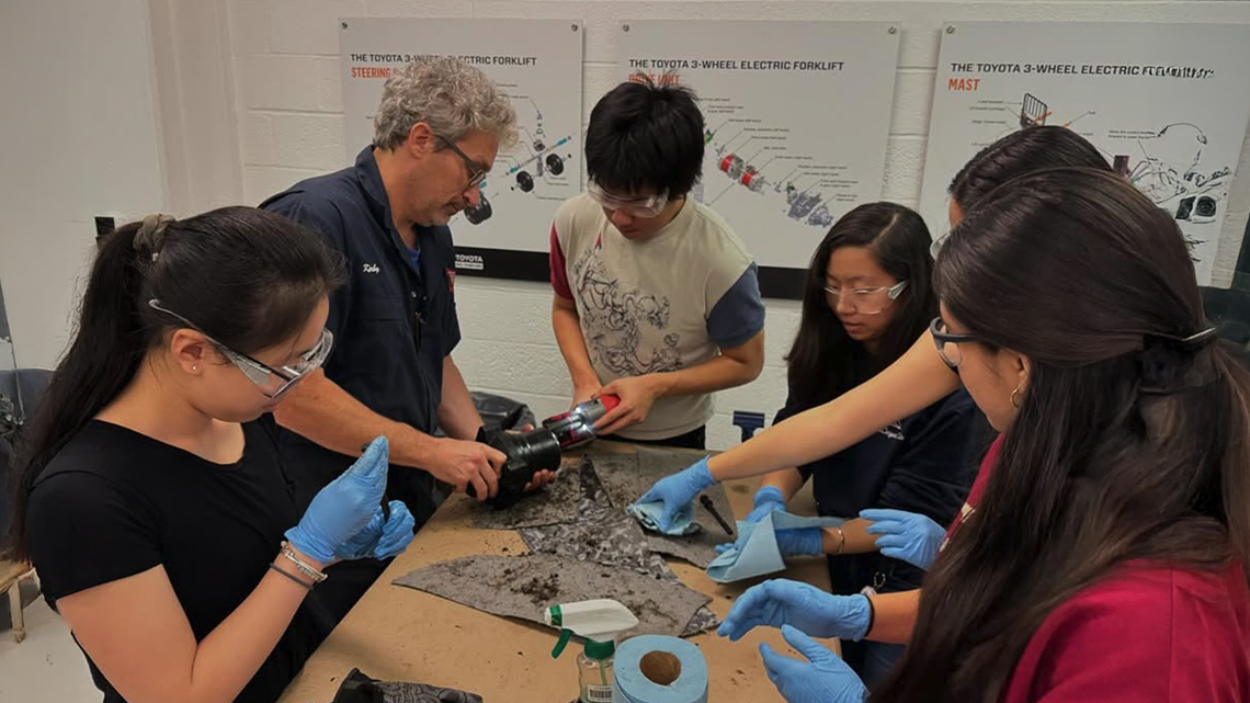 Professor Kirby works with students in his Introductory Fluid Mechanics course.