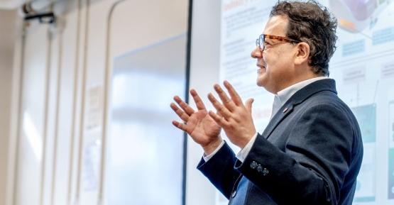 A faculty member teaches about incorporating AI into his course